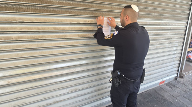 צו סגירה למסעדה המוכרת בראשון לציון  (צילום: דוברות המשטרה)