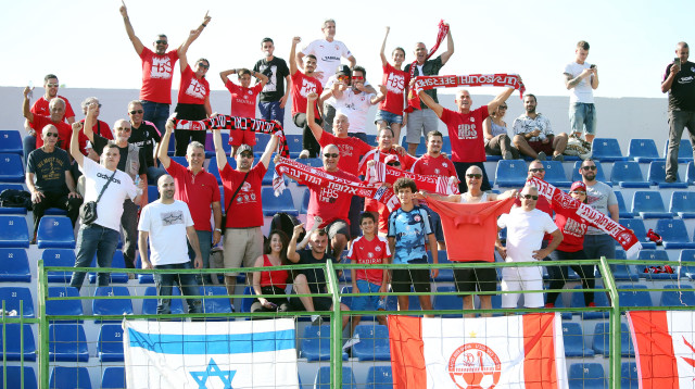 אוהדי הפועל באר שבע (צילום: אודי ציטיאט)
