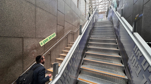 מדרגות מקולקלות בתחנת רכבת תל אביב השלום (צילום: אבשלום ששוני)