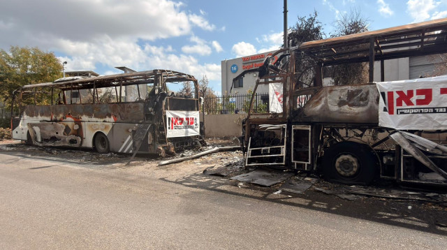 אוטובוסים שרופים מפרוטקשן (צילום: בתיה גלעדי)