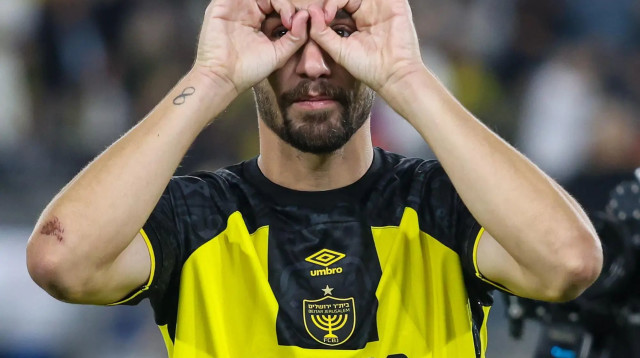 עומר אצילי שחקן בית"ר ירושלים חוגג שער (צילום: קובי אליהו)