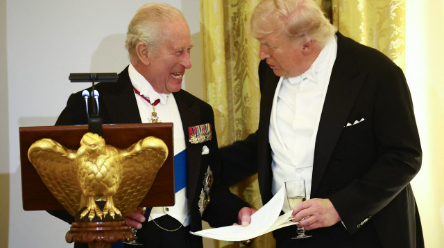 המלך צ'ארלס ודונלד טראמפ (צילום: HENRY NICHOLLS / AFP via Getty Images)