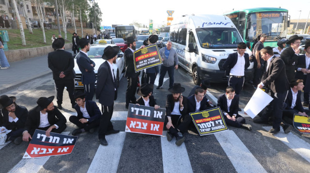 חרדים חוסמים את הכניסה לירושלים (צילום: מרק ישראל סלם)