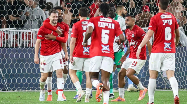 שחקני הפועל תל אביב חוגגים עם עומרי אלטמן (צילום: קובי אליהו)