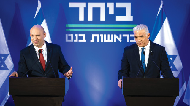 יאיר לפיד ונפתלי בנט, 26.4.26 (צילום: חיים גולדברג, פלאש 90)