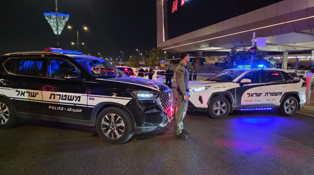 זירת פיצוץ האופנוע בראשון לציון (צילום: דוברות המשטרה)
