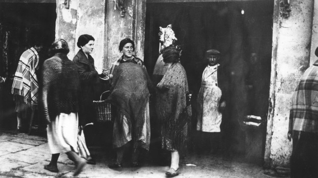 נשים בגטו ורשה (צילום: Jewish Chronicle/Heritage Images/Getty Images)