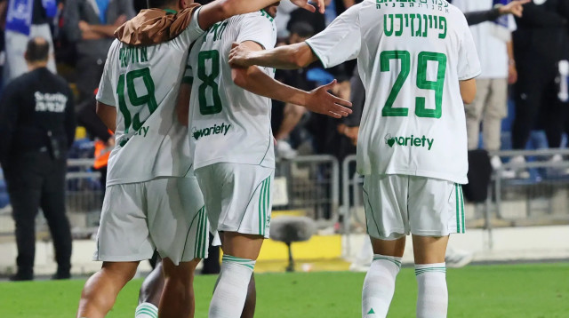 שחקני מכבי חיפה חוגגים עם דולב חזיזה (צילום: אודי ציטיאט)