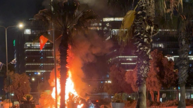 תאונת דרכים בראשון לציון, רכב עלה באש (צילום: שימוש לפי סעיף 27א')