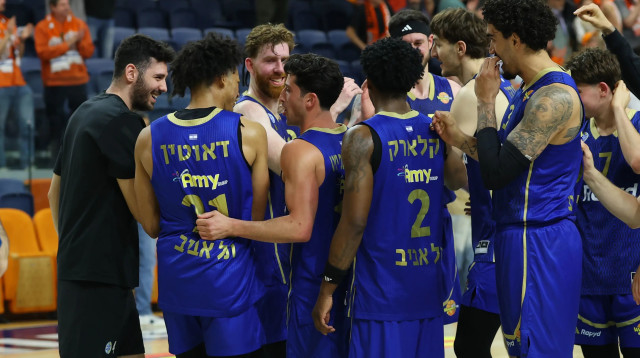 שחקני מכבי תל אביב (צילום: אודי ציטיאט)