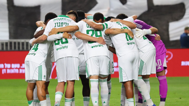 שחקני מכבי חיפה (צילום: אודי ציטיאט)