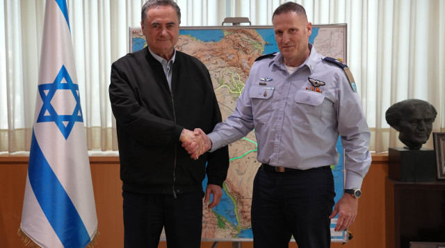 שר הביטחון ישראל כ"ץ ומפקד חיל האוויר היוצא, אלוף תומר בר (צילום: אריאל חרמוני משרד הביטחון)