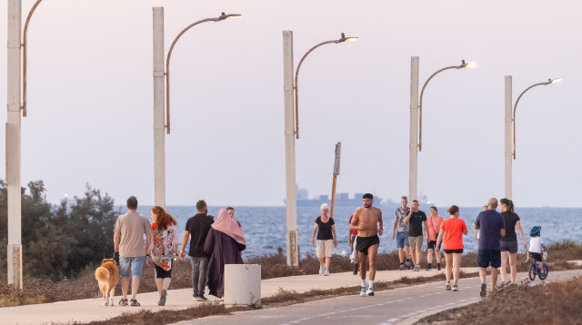 אנשים בטיילת על הים (צילום: דור פזואלו, פלאש 90)