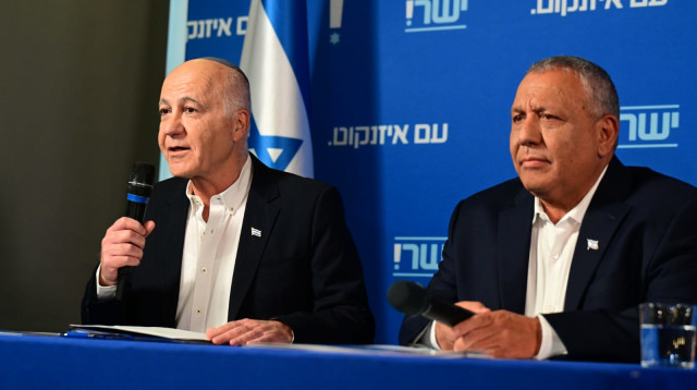 איזנקוט ויורם כהן במהלך מסיבת העיתונאים (צילום: אבשלום ששוני)