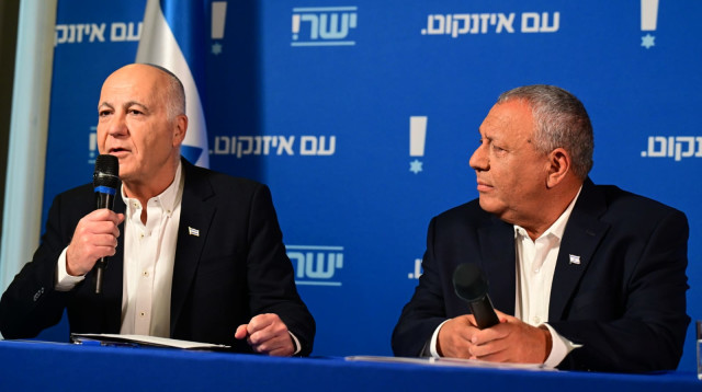 איזנקוט ויורם כהן במהלך מסיבת העיתונאים (צילום: אבשלום ששוני)