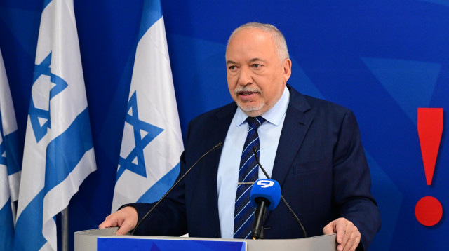 אביגדור ליברמן במסיבת העיתונאים (צילום: אבשלום ששוני)