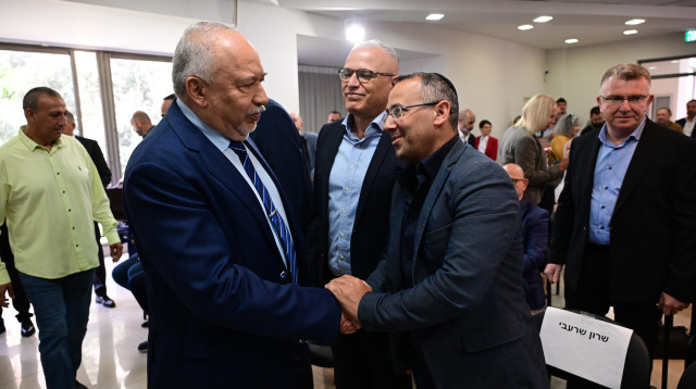 ליברמן לצד רפי בן שטרית ושרון שרעבי (צילום: אבשלום ששוני)