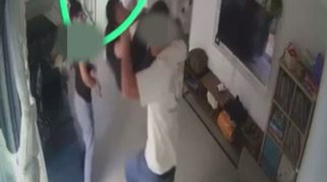 מדריך מטיח ילד לרצפה במעון ילדים בצו שיפוטי (צילום: מצלמת אבטחה)