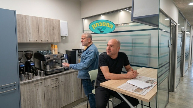 ינון מגל, אייל ברקוביץ' במטבחון של 103FM (צילום: 103FM)