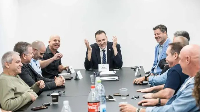 מיקי זוהר בישיבה (צילום: אתר רשמי, משרד הספורט)