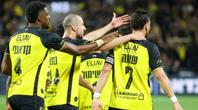 שחקני בית"ר ירושלים חוגגים (צילום: קובי אליהו)