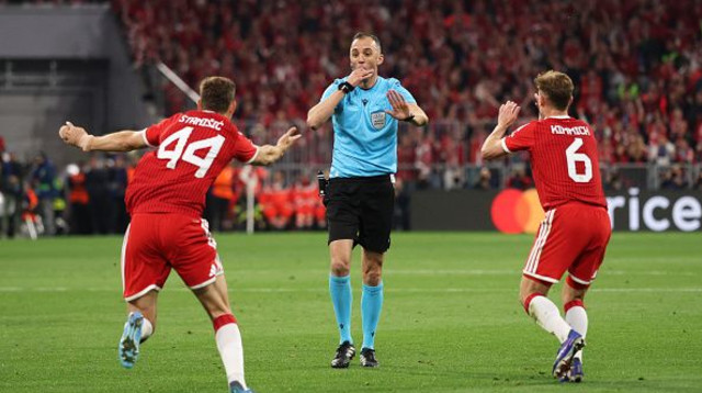 השופט מול שחקני באיירן מינכן (צילום: Gettyimages)