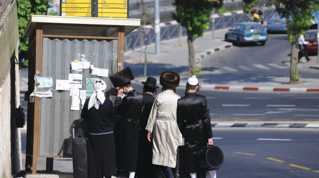 חרדים מחכים לתחבורה ציבורית (צילום: מנדי הכטמן, פלאש 90)