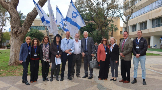 הנהלת המרכז הרפואי לשיקום לוינשטיין עם צוות הבודקים מטעם ה-JCI (צילום: יחצ)