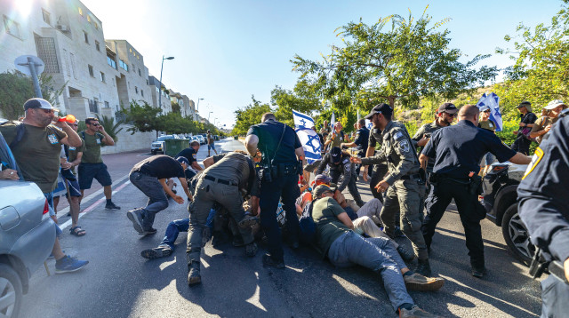 עימות בין שוטרים למפגינים נגד הרפורמה  (צילום: יונתן זינדל, פלאש 90)