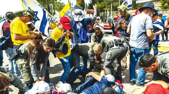 אייל יפה נצמד לשוטרת מג''ב (צילום: חיים גולדברג, פלאש 90)