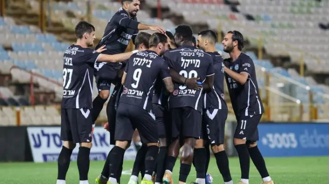 פתיחה מושלמת. שחקני עירוני טבריה חוגגים (צילום: קובי אליהו)
