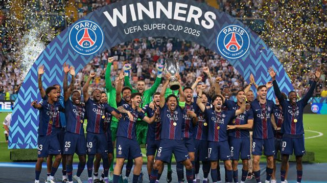 שחקני פריז סן ז'רמן מניפים את גביע הסופר קאפ האירופי (צילום: gettyimages)