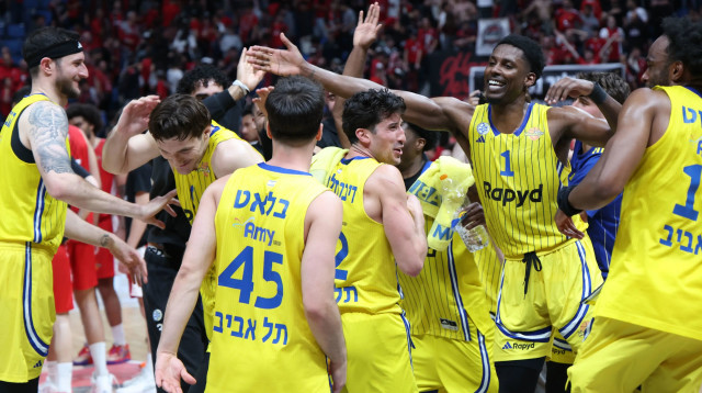 שחקני מכבי תל אביב חוגגים (צילום: דני מרון)