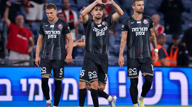 רוי נאווי שחקן הפועל חיפה חוגג שער (צילום: מאור אלקסלסי)
