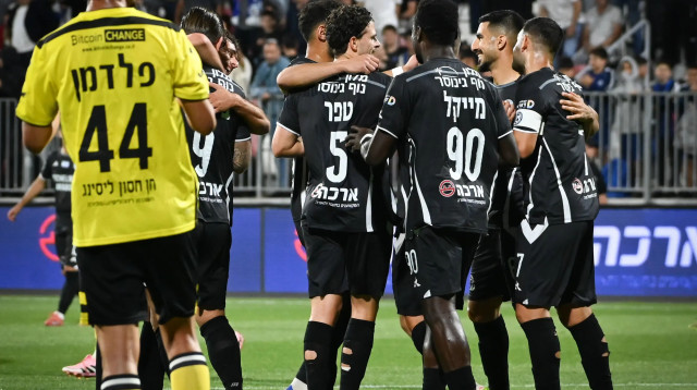 שחקני עירוני טבריה חוגגים (צילום: ברני ארדוב)