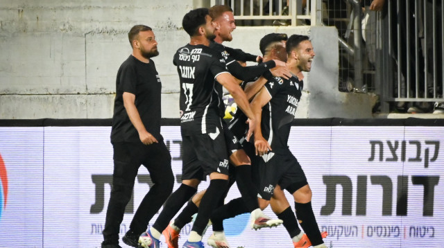 שחקני עירוני טבריה חוגגים (צילום: ברני ארדוב)