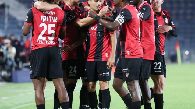 מתן חוזז, שחקן הפועל ירושלים חוגג (צילום: דני מרון)