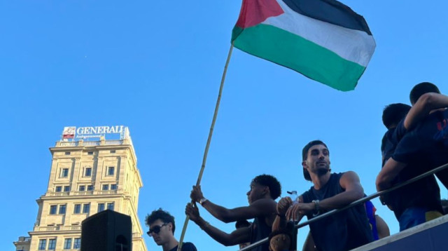 לאמין ימאל עם דגל פלסטין (צילום: צילום מסך, X (טוויטר))