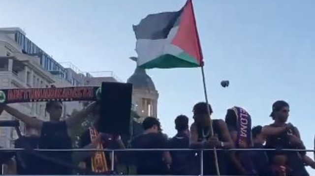 לאמין ימאל עם דגל פלסטין (צילום: צילום מסך)