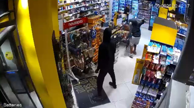 קטינים תקפו עובד "גוד פארם" בת"א ונעצרו (צילום: צילום מסך מצלמות אבטחה)