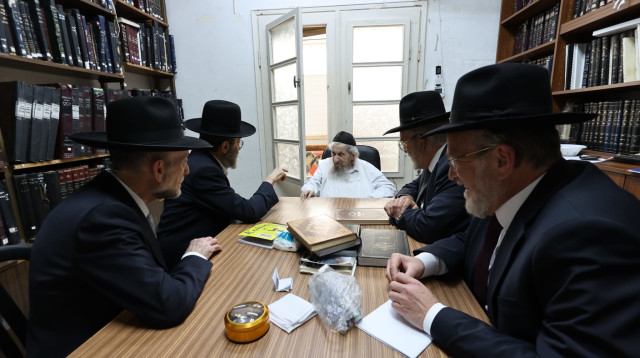 הרב לנדו וחברי דגל התורה (צילום: ללא)