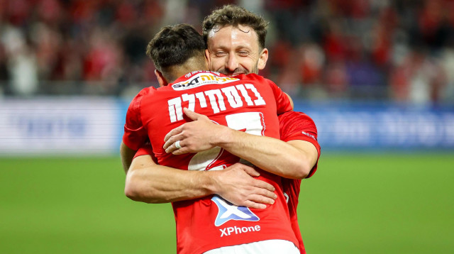 עומרי אלטמן ומור בוסקילה שחקני הפועל תל אביב חוגגים מול הפועל פתח תקוה (צילום: קובי אליהו)
