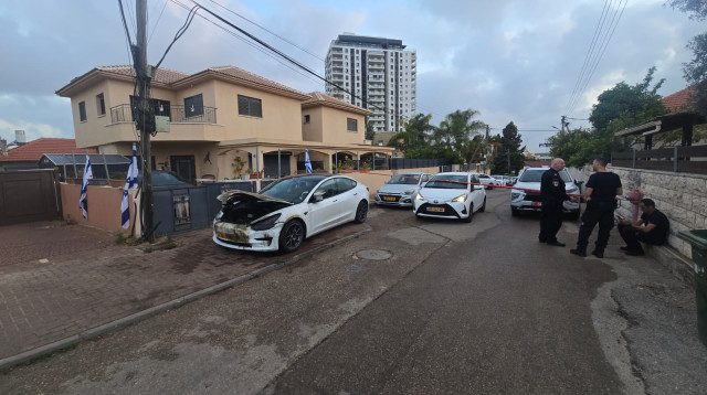 אירוע הצתה בחדרה (צילום: דוברות המשטרה)