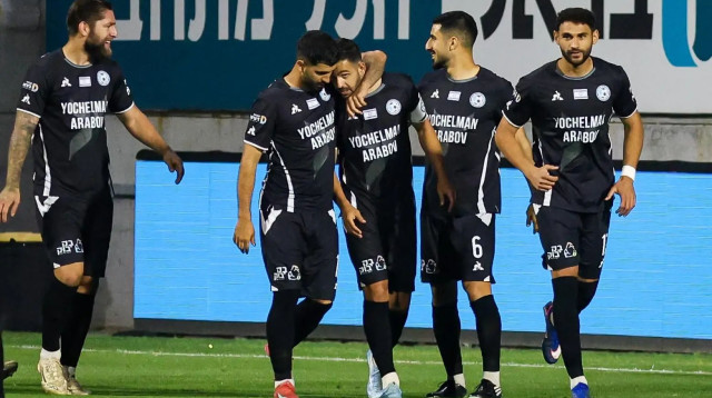 שחקני עירוני טבריה חוגגים עם גיא חדידה (צילום: קובי אליהו)