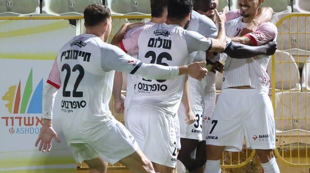שחקני הפועל ירושלים חוגגים (צילום: דני מרון)