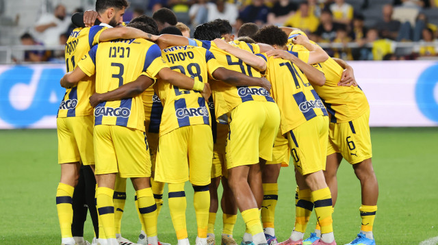 שחקני מכבי תל אביב (צילום: אודי ציטיאט)