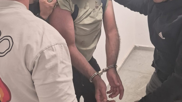 מעצרו של בלאל צובח, שב"ח, בחשד לביצוע עבירות מין בקטינות בהרצליה (צילום: דוברות המשטרה)