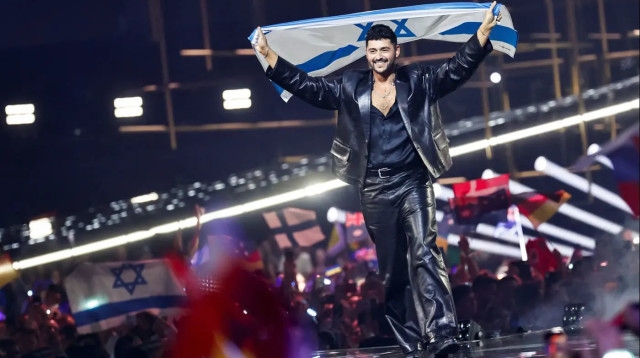 נועם בתן במצעד הדגלים של גמר אירוויזיון 2026 (צילום: רויטרס)