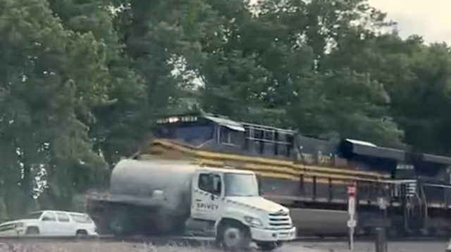רגע התנגשות הרכבת במשאית בווירג'יניה (צילום: ללא)