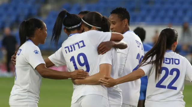 שחקניות מ.ס. קרית גת חוגגות מול כשרונות חדרה (צילום: שלומי גבאי)